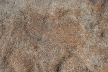 Koyu kahverengi renkli doğal bir taş. Düz olmayan bir dokusu var.