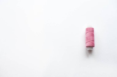  Beyaz arkaplanda dikiş ipliği, üst görünüm