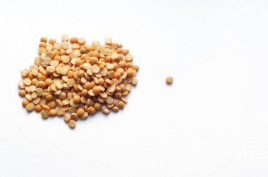 Kuru sarı bezelyeler beyazda izole edilmiş.