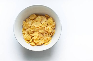 Beyaz arka planda mısır gevreği, sağlıklı ve sağlıklı kahvaltı.