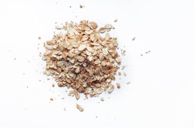 Beyaz arka planda yulaf ezmesi yığını. Beyaz arka planda izole edilmiş organik yulaf ezmesinden yapılmış yaratıcı bir düzen. Yiyecek konsepti.