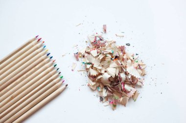  Beyaz arka planda renkli bir kalem. Çocuklar bu kalemleri ev aktivitesi ve uygulama olarak kullanırlar. Beyaz ve renkli bir arka planda bulunan kalemler... 