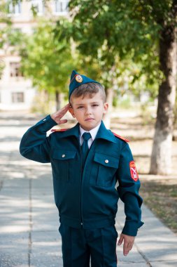 Sokaktaki üniformalı çocuk. Okulda çalış.