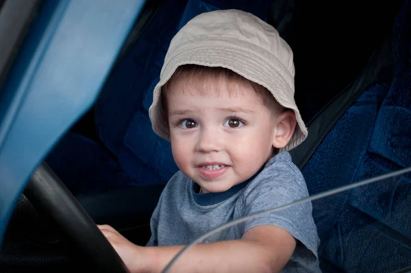 Netter Kleiner Junge Steuer Eines Großen Autos Mit Lenkrad Der — Stockfoto