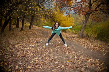 Doğada bir kız sporla meşgul olur. Tecrit edilmiş sağlıklı bir yaşam tarzı. Yaşam biçimi