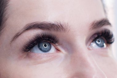 Kirpik uzatma. Mavi gözler kapat