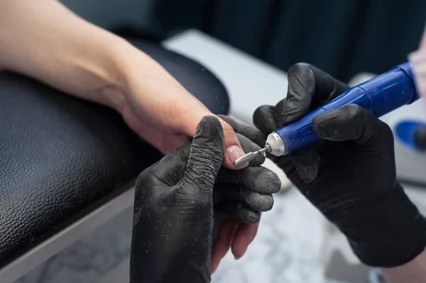 Manicure Meester Zaagt Nagel Gel Pools Met Een Schuurmachine — Stockfoto