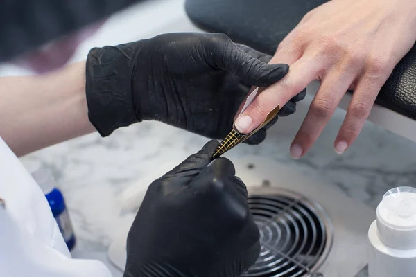 매니큐어 의대가는 미용실에서 만들기 손가락에 고정시키는 전문적으로 관리함 — 스톡 사진