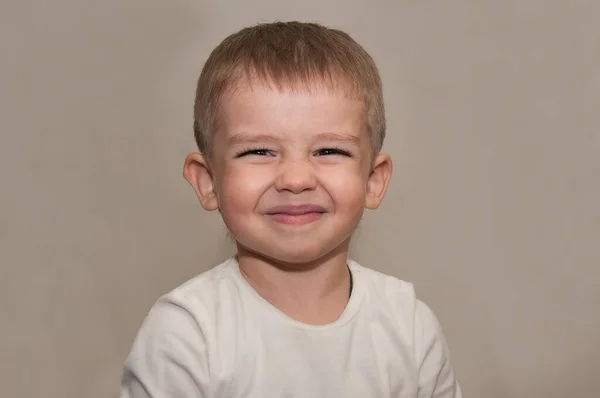 Enfant Aux Cheveux Blonds Dans Shirt Blanc Plisse Sourire Sur — Photo