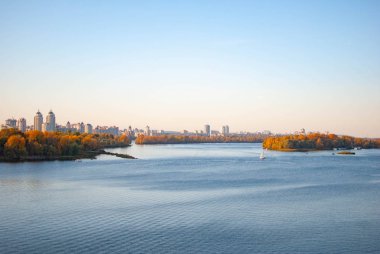 Kiev şehrinin sonbahar ve nehir manzarası