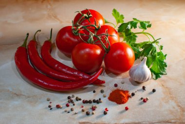 Kokteyl dalı domates, acı, beyaz, karabiber, sarımsak, maydanoz, kırmızı biber sosu.