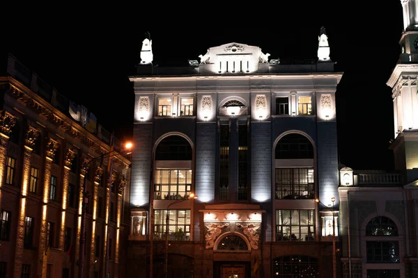 Nachtgebouw Oranje Blauwe Verlichting Rechtenvrije Stockfoto's