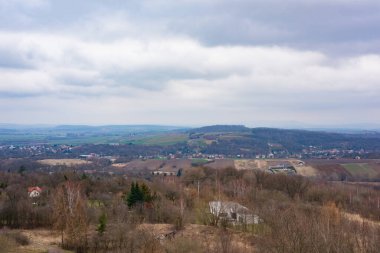 Köprüsü olan küçük, güzel bir şehir.