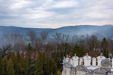 Ağaçların ve mavilerin arka planına karşı kulenin tepesi. 