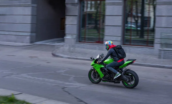 Passeios Moto Uma Motocicleta Esportes Verde — Fotografia de Stock