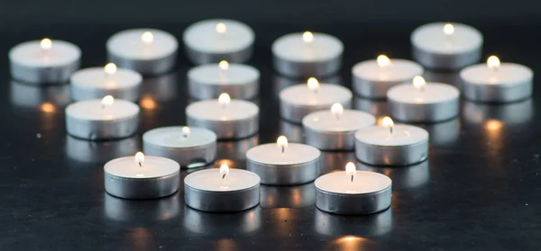 Bir sürü yanan mum.