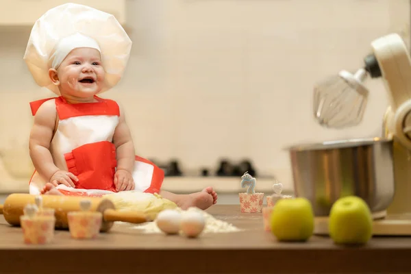 Niño Bebé Niña Sienta Mesa Cocina Gorra Cocinero — Foto de Stock