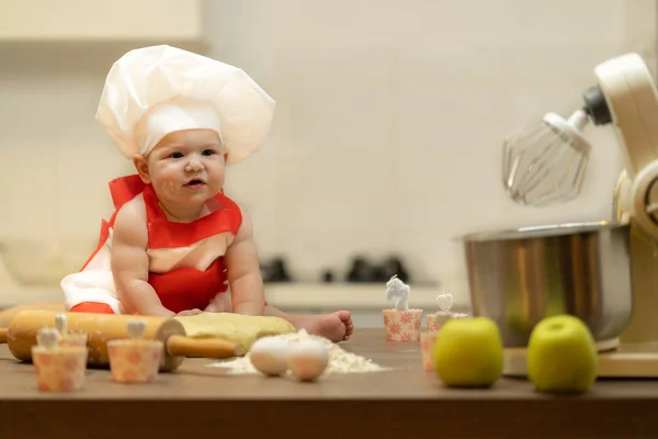 Niño Bebé Niña Sienta Mesa Cocina Gorra Cocinero — Foto de Stock