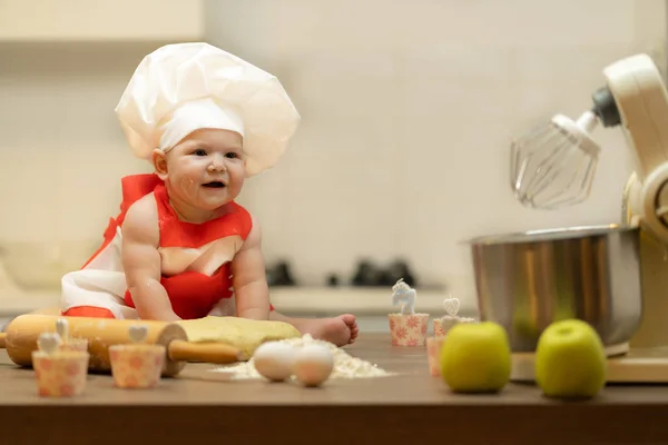 El Nino Pequeno En Traje De Chef Ayuda A Su Madre A Cocinar En La Cocina Fotografia De Stock C Siyatsky Depositphotos