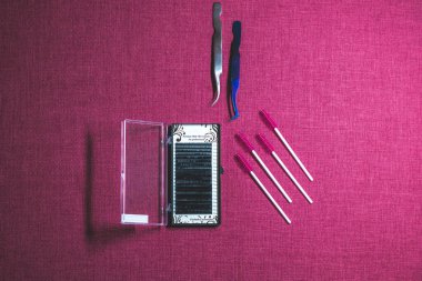 Gözler için aletler. Kozmetik ekipmanlar kirpiklerden, fırçalardan, rimelden, bigudilerden ve takma kirpiklerden oluşur. Güzel görünüm ve makyaj kavramının yaratılışı.