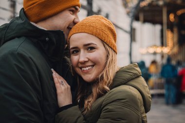 Genç Romantik Çift açık havada Noel öncesi kışın eğleniyor. Yeni yıl arifesi içinde birlikte vakit zevk. İki sevgili sarılma ve öpüşme Saint Valentine's Day.