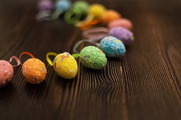 Ovos Páscoa Coloridos Fecham Contexto Madeira Escuro Vista Lateral Espaço — Fotografia de Stock