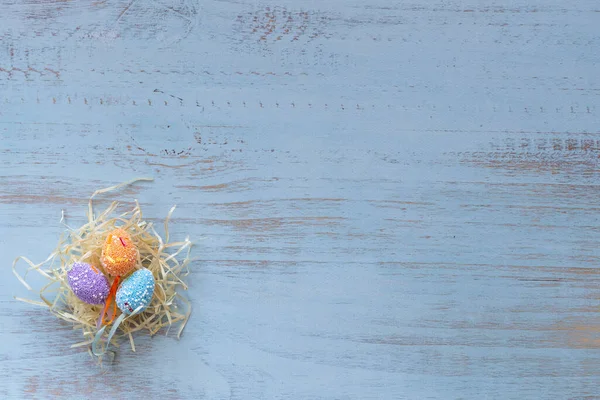 Ovos Páscoa Coloridos Ninho Feno Que Põe Isolado Fundo Madeira — Fotografia de Stock