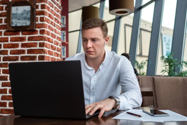 Młody Biznesmen Białej Stylowej Koszuli Siedzący Kawiarni Pracujący Laptopie Wolny — Zdjęcie stockowe