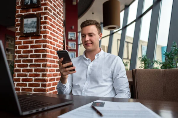 Młody Biznesmen Białej Stylowej Koszuli Siedzący Kawiarni Laptopem Rozmawiający Przez — Zdjęcie stockowe