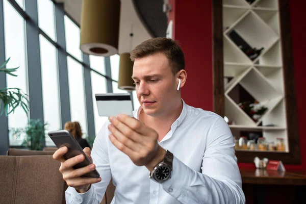 Młody Biznesmen Białej Koszuli Płacił Komórką Kartą Kredytową Kawiarni Laptopem — Zdjęcie stockowe
