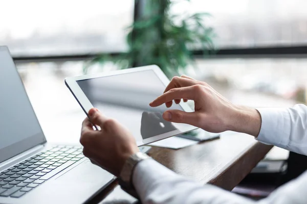 Primer Plano Las Manos Con Una Tableta Con Diagramas Hombre — Foto de Stock