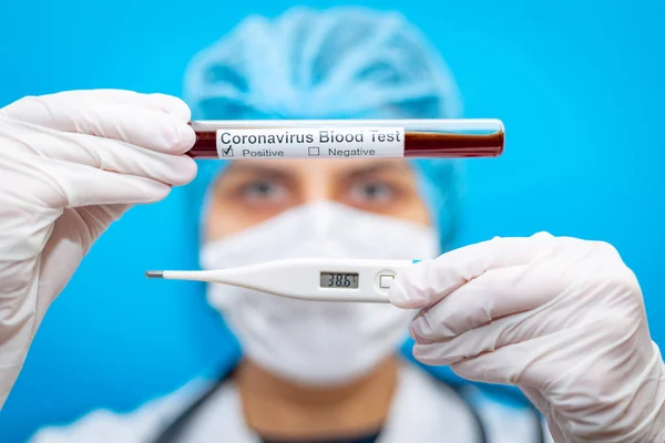 Tubo Análisis Sangre Laboratorio Médico Termómetro Alta Temperatura Las Manos — Foto de Stock