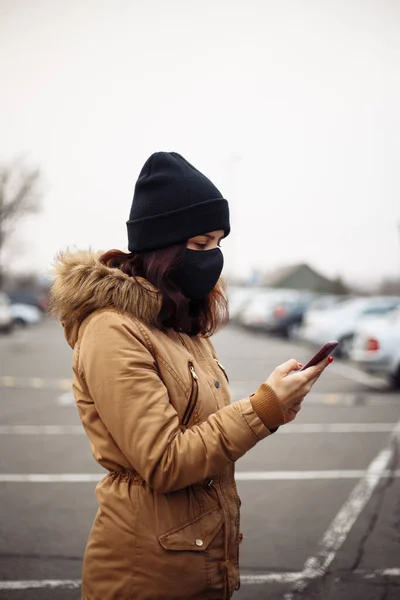 Een Jong Meisje Stad Met Een Zwart Steriel Medisch Gezichtsmasker — Stockfoto