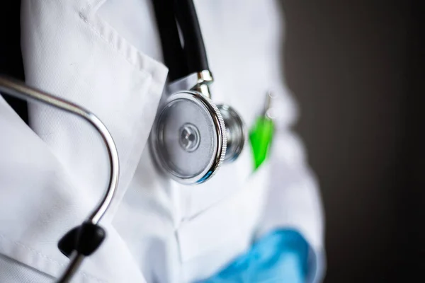 Primer Plano Cabeza Estetoscopio Cuello Médico Vestido Blanco Bolígrafo Verde — Foto de Stock