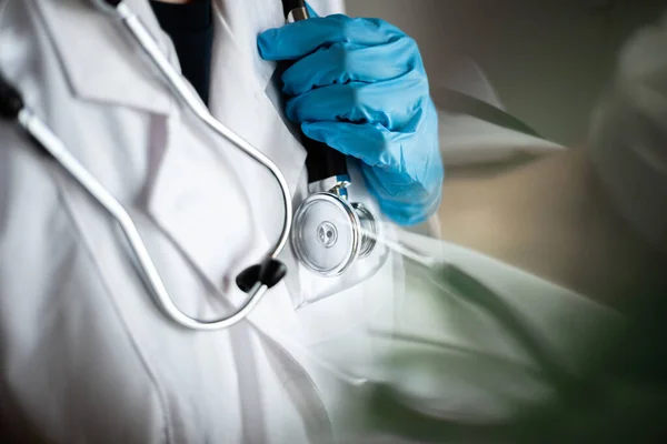 Estetoscopio Cuello Médico Sostenido Por Una Mano Guante Médico Azul — Foto de Stock