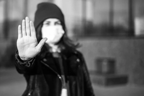 Sort Hvid Nærbillede Piges Hånd Viser Stop Tegn Forhindre Coronavirus - Stock-foto
