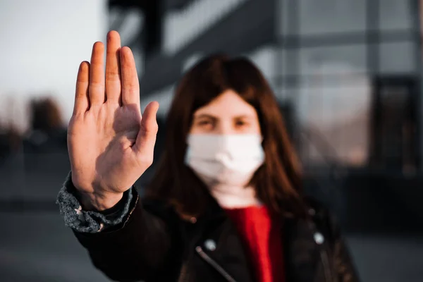 Mladá dívka ukazuje znamení zastavit ne na koronavirovou epidemii pandemie vznikl v Číně. Covid-19 virus, nCov2019. Dramatický portrét dívky je proti viru a karanténě nemoci. — Stock fotografie
