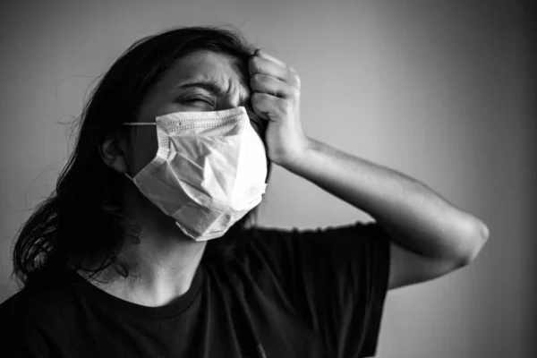 Portrét Mladé Ženy Lékařské Sterilní Masce Silnou Bolestí Hlavy Dramatické — Stock fotografie