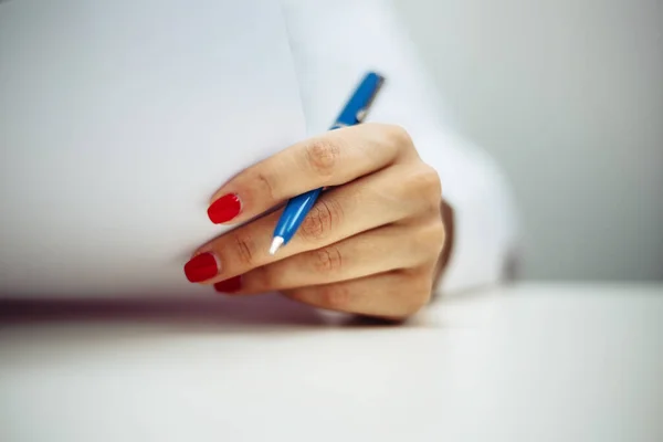 Primer Plano Las Manos Del Médico Femenino Con Bolígrafo Azul — Foto de Stock