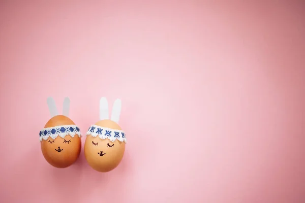 Dois Pequenos Ovos Páscoa Com Coelho Desenhado Pintado Rostos Orelhas — Fotografia de Stock