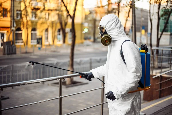 Homem Pulveriza Desinfetor Corrimão Vestindo Coronavírus Roupa Proteção Equipamentos Limpeza — Fotografia de Stock