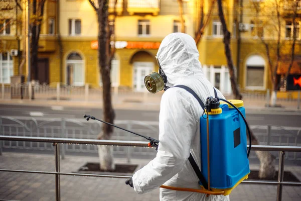 Hombre Rocía Desinfectador Sobre Barandilla Usando Traje Equipo Protección Contra —  Fotos de Stock