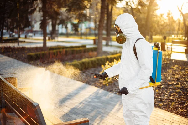 Hombre Que Usa Traje Especial Desinfección Protectora Rocía Esterilizador Banco — Foto de Stock