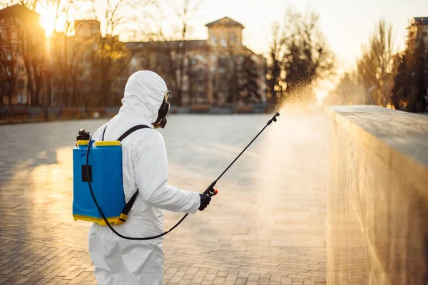 코로나 바이러스의 확산을 광장에 소독제를 뿌린다 직업적 위생병 도시의 거리를 — 스톡 사진