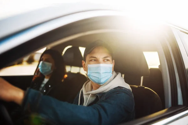 Uomo Che Guida Auto Con Una Maschera Medica Sterile Taxi — Foto Stock