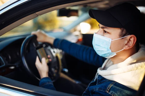 Hombre Que Lleva Una Máscara Médica Tiene Teléfono Móvil Mano — Foto de Stock