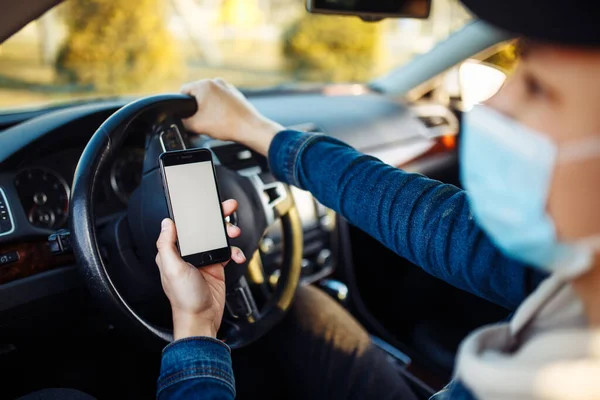 Мужчина Медицинской Маске Держит Мобильный Телефон Руке Время Вождения Автомобиля — стоковое фото