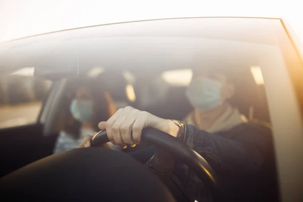 Ragazzo Ragazza Che Guidano Auto Con Una Maschera Medica Sterile — Foto Stock