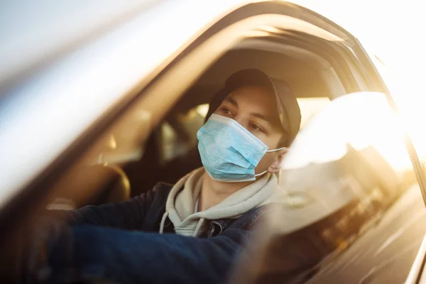 在验尸官大流行病检疫期间 一个男孩戴着医学无菌面具开车 等待的人被困在交通堵塞中寻找希望 通过自我保护阻止病毒的传播 — 图库照片