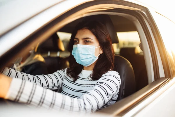 Una Chica Conduce Coche Con Pasajero Con Máscara Médica Durante — Foto de Stock